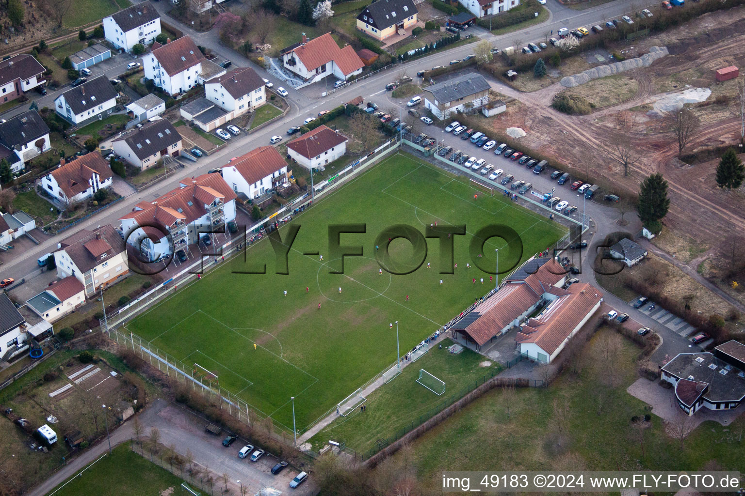 Terrains de sport à le quartier Ingenheim in Billigheim-Ingenheim dans le département Rhénanie-Palatinat, Allemagne hors des airs