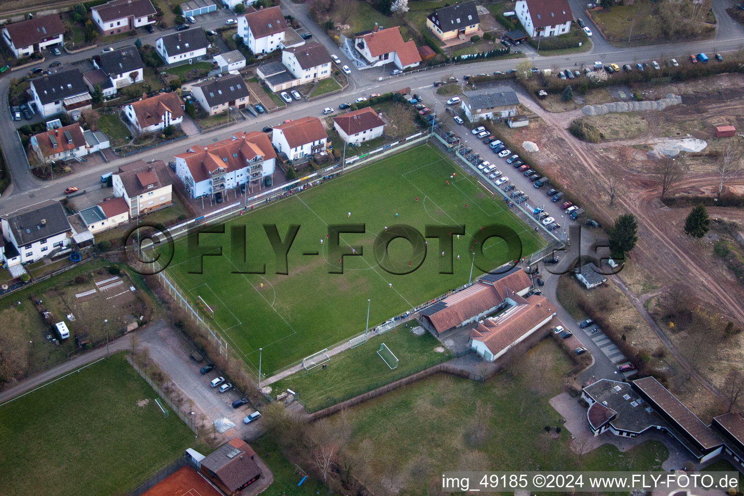 Terrains de sport à le quartier Ingenheim in Billigheim-Ingenheim dans le département Rhénanie-Palatinat, Allemagne depuis l'avion