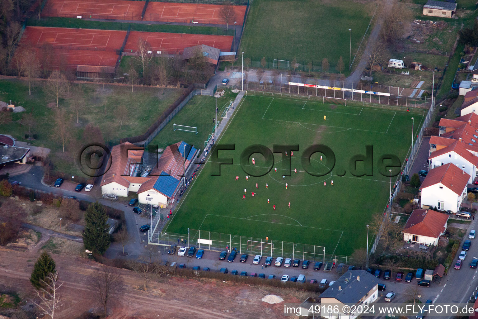 Vue d'oiseau de Terrains de sport à le quartier Ingenheim in Billigheim-Ingenheim dans le département Rhénanie-Palatinat, Allemagne