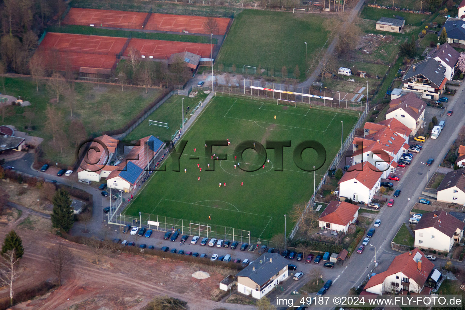 Terrains de sport à le quartier Ingenheim in Billigheim-Ingenheim dans le département Rhénanie-Palatinat, Allemagne vue du ciel