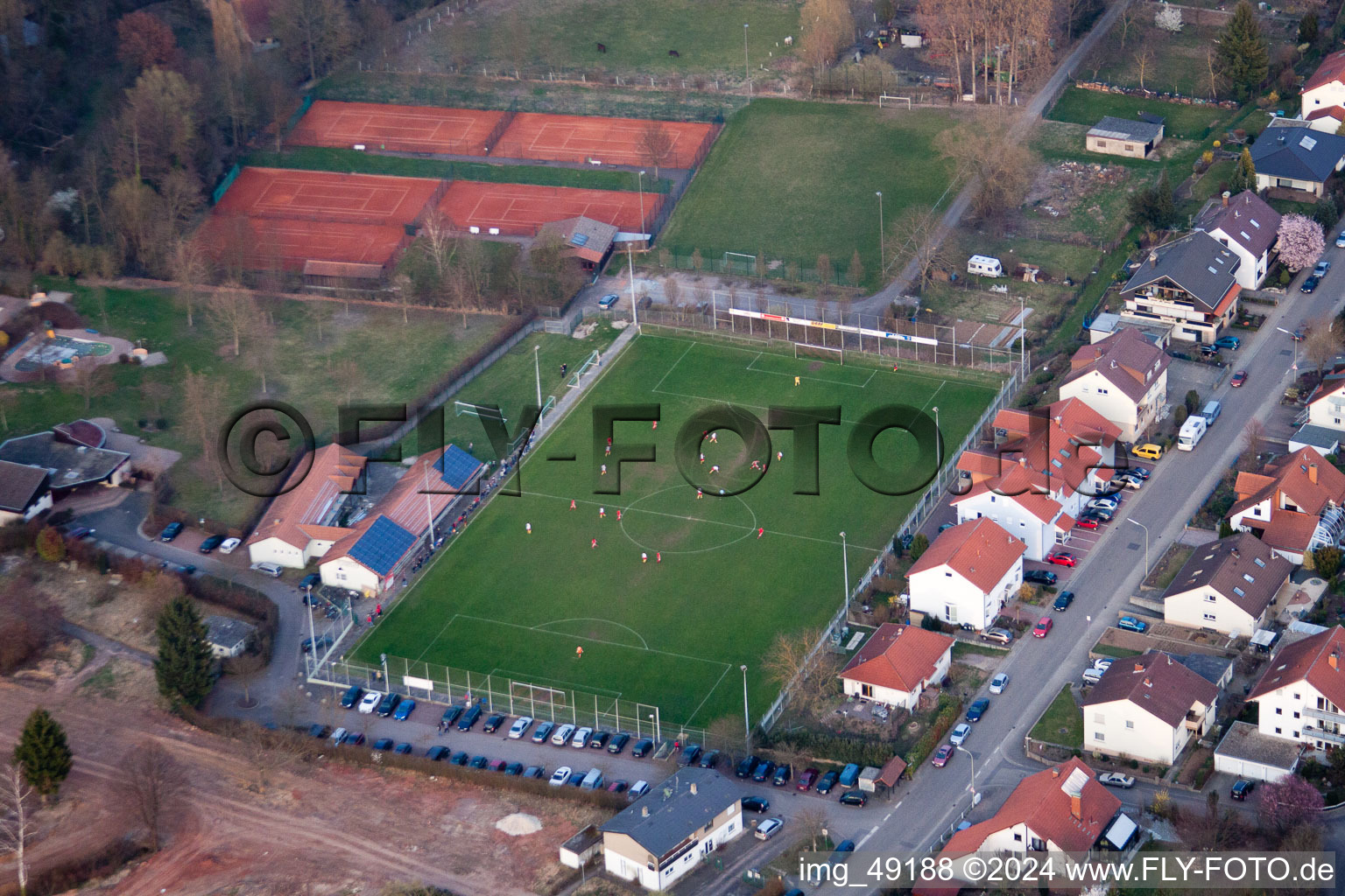 Enregistrement par drone de Terrains de sport à le quartier Ingenheim in Billigheim-Ingenheim dans le département Rhénanie-Palatinat, Allemagne