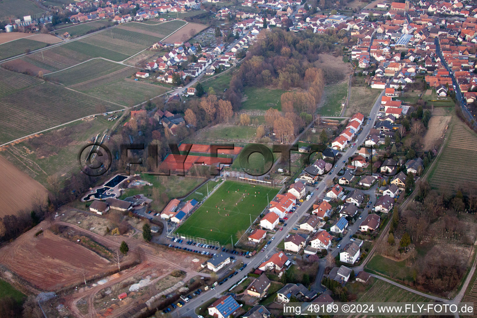Image drone de Terrains de sport à le quartier Ingenheim in Billigheim-Ingenheim dans le département Rhénanie-Palatinat, Allemagne