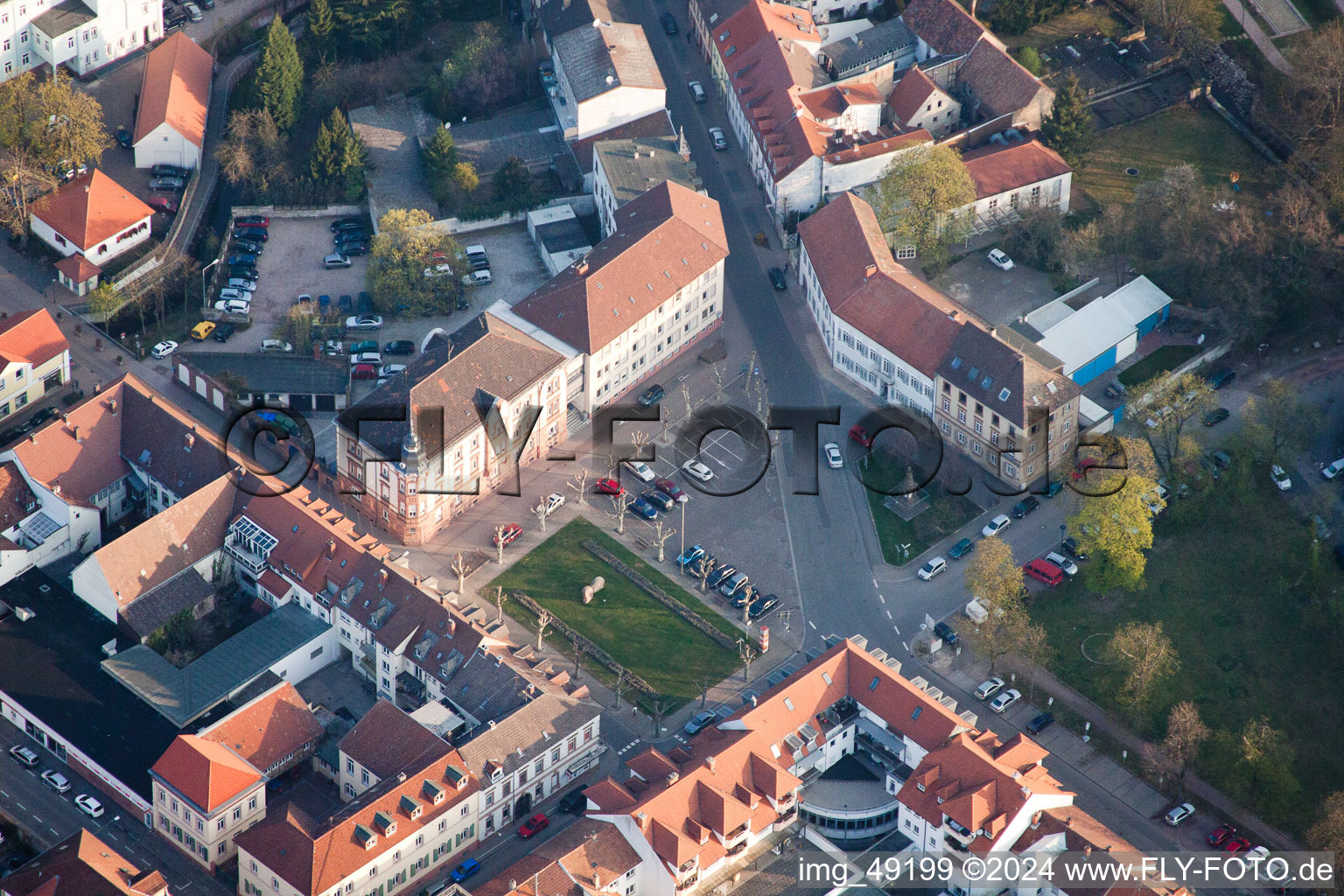 Vue aérienne de Ensemble carré de Luitpoldplatz avec administration de district Germersheim, district Germersheim, WIFÖ au centre-ville à Germersheim dans le département Rhénanie-Palatinat, Allemagne