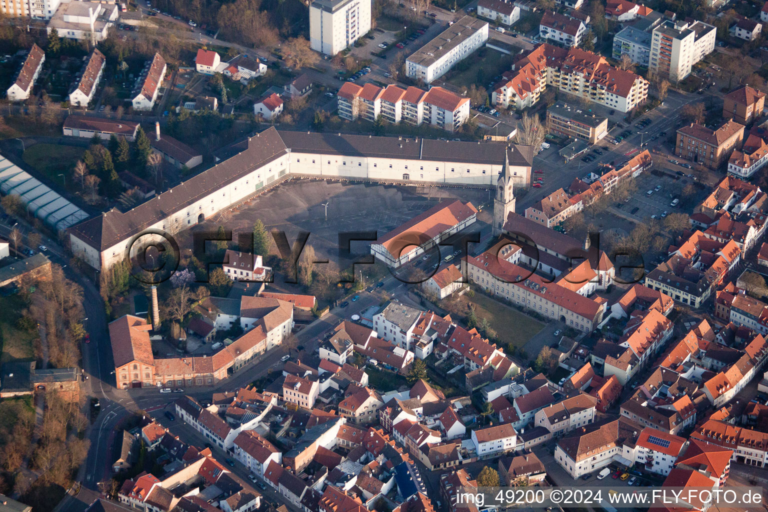 Vue aérienne de Caserne militaire de la Bundeswehr Stengelkaserne derrière le front de Becker à Germersheim dans le département Rhénanie-Palatinat, Allemagne