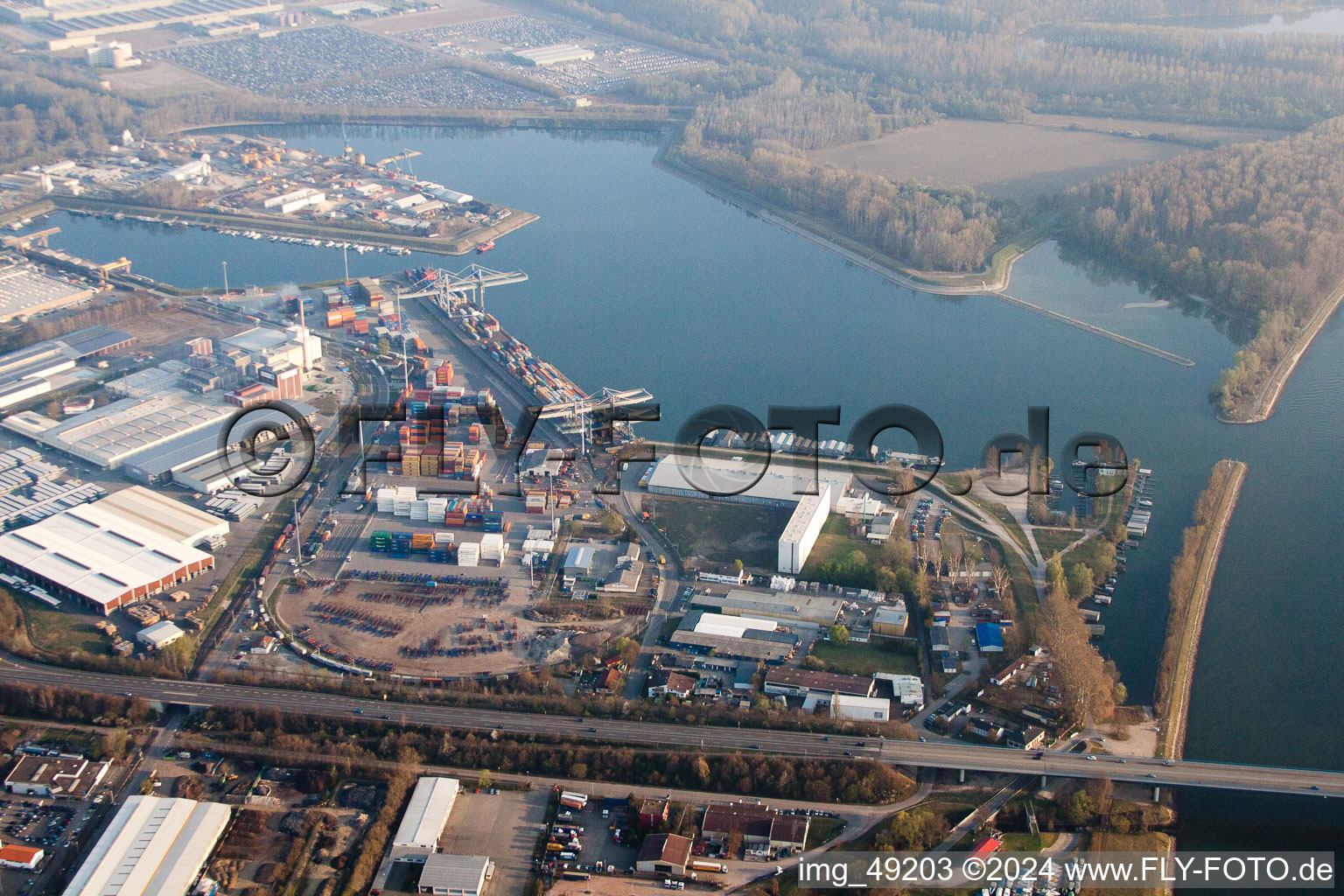 Port à Germersheim dans le département Rhénanie-Palatinat, Allemagne du point de vue du drone