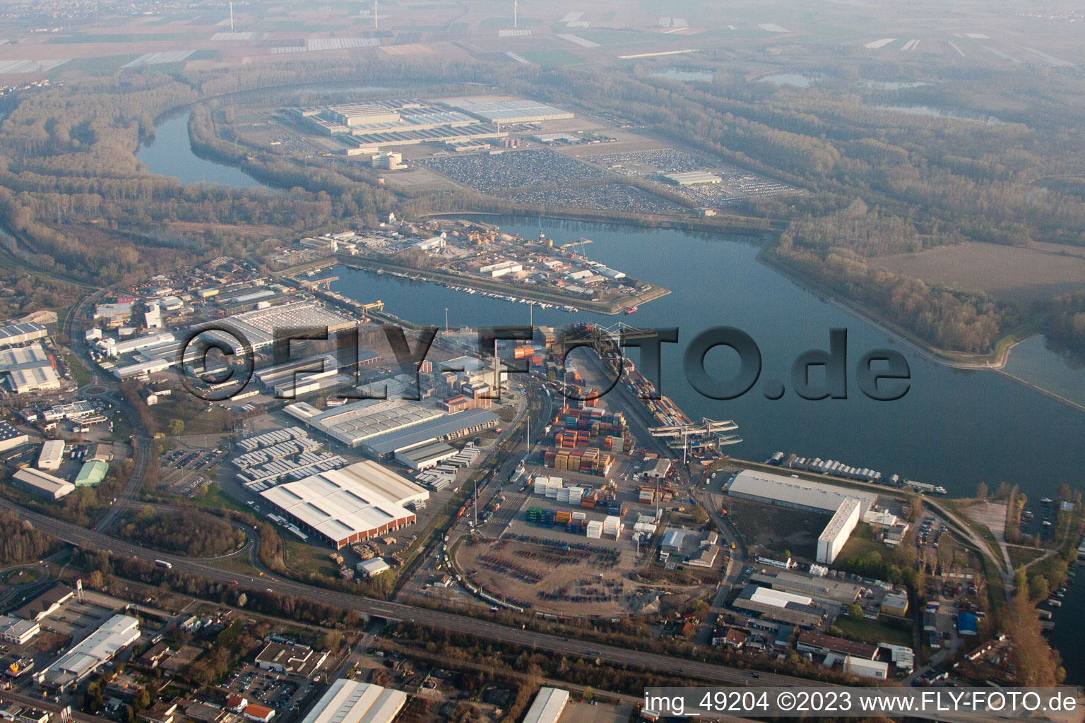 Port à Germersheim dans le département Rhénanie-Palatinat, Allemagne d'un drone