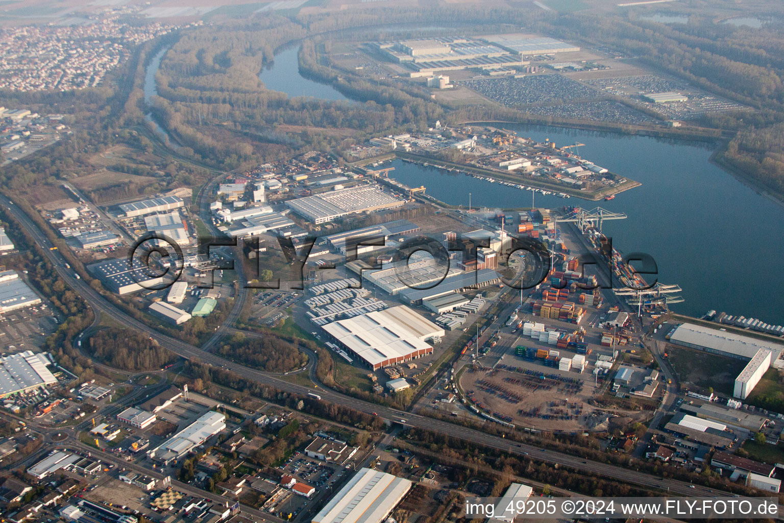 Port à Germersheim dans le département Rhénanie-Palatinat, Allemagne vu d'un drone