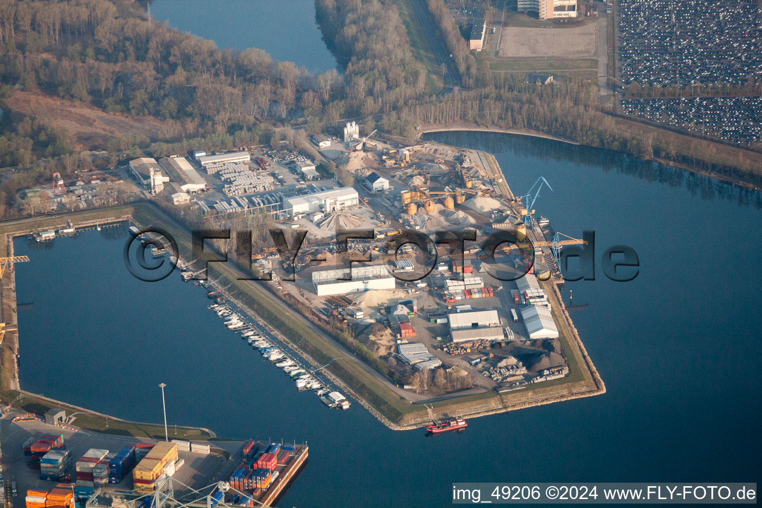 Vue aérienne de Installations de quai et amarrages de navires sur le bassin portuaire du port intérieur du Rhin avec poste d'amarrage pour le Motorboot-Sportverein Germersheim eV à Germersheim dans le département Rhénanie-Palatinat, Allemagne