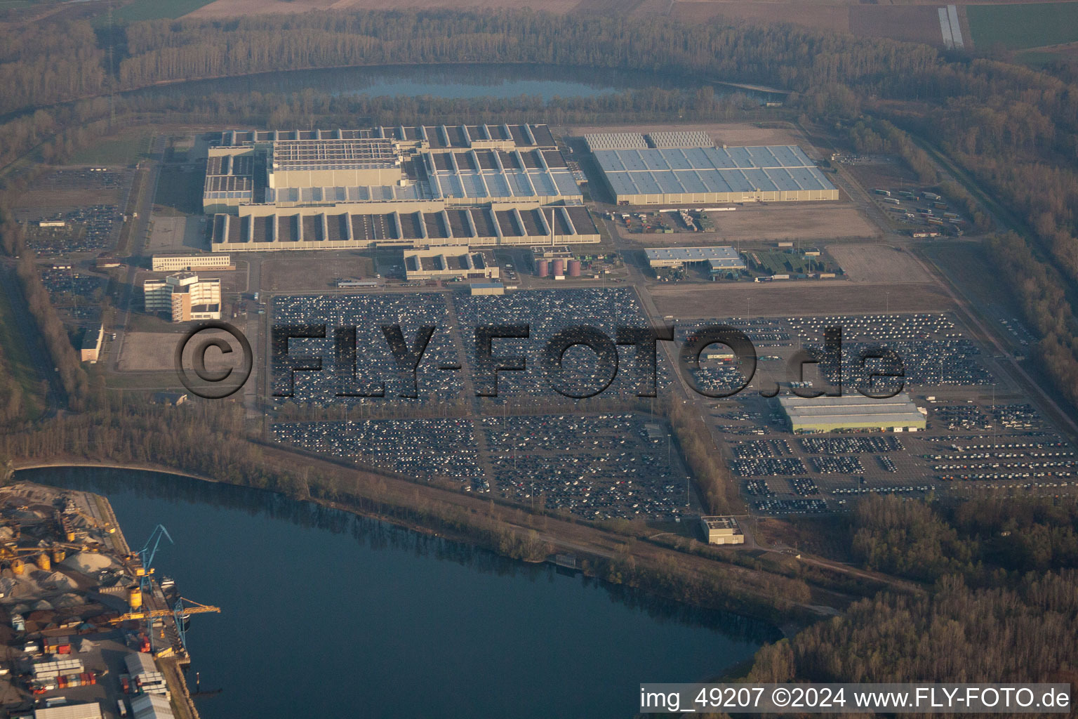 Vue aérienne de Île Verte, Daimler GLC à Germersheim dans le département Rhénanie-Palatinat, Allemagne