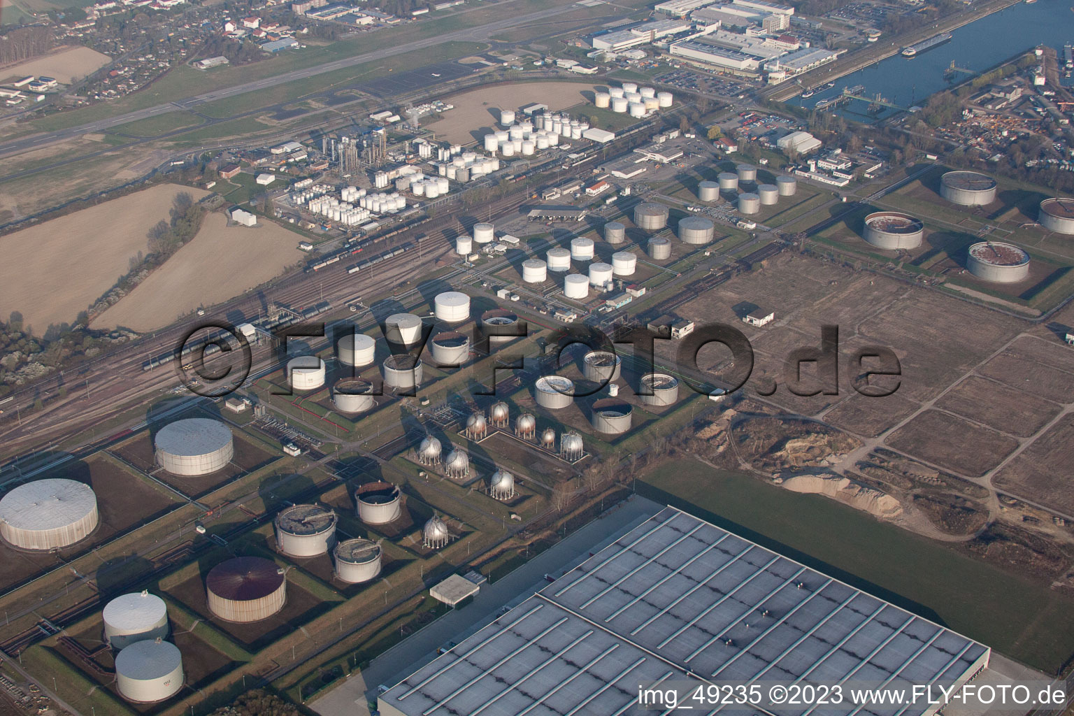 Photographie aérienne de Parc de stockage de Tanquid à l'aérodrome depuis l'est à Speyer dans le département Rhénanie-Palatinat, Allemagne
