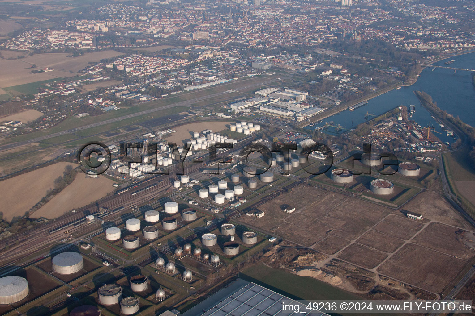 Vue oblique de Parc de stockage de Tanquid à l'aérodrome depuis l'est à Speyer dans le département Rhénanie-Palatinat, Allemagne