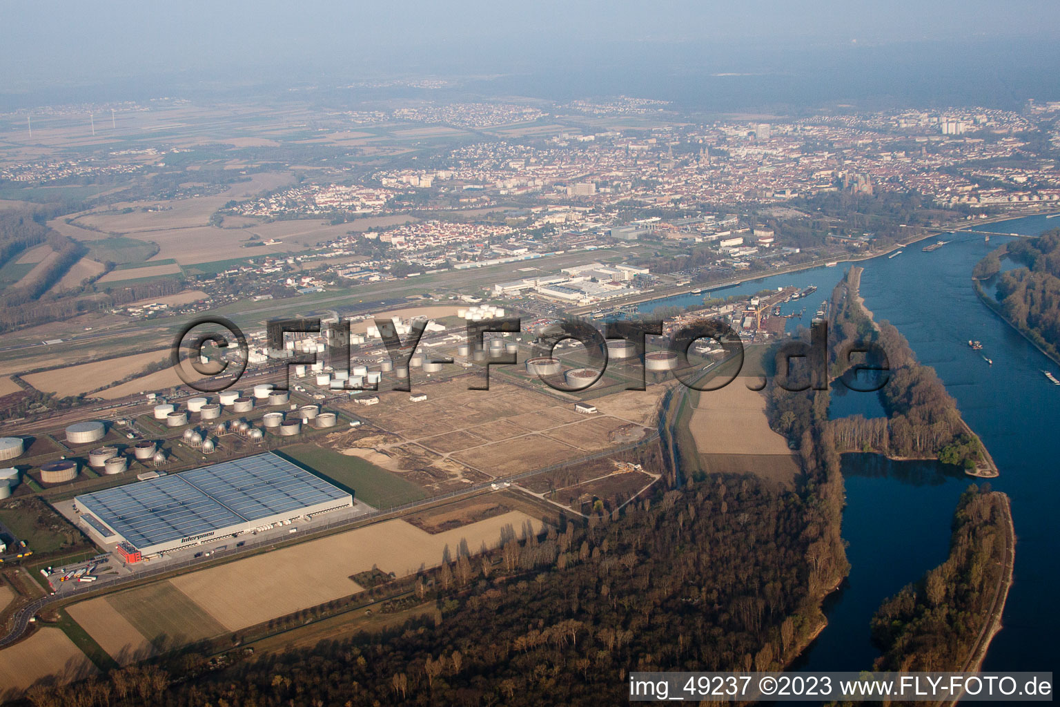 Parc de stockage de Tanquid à l'aérodrome depuis l'est à Speyer dans le département Rhénanie-Palatinat, Allemagne d'en haut