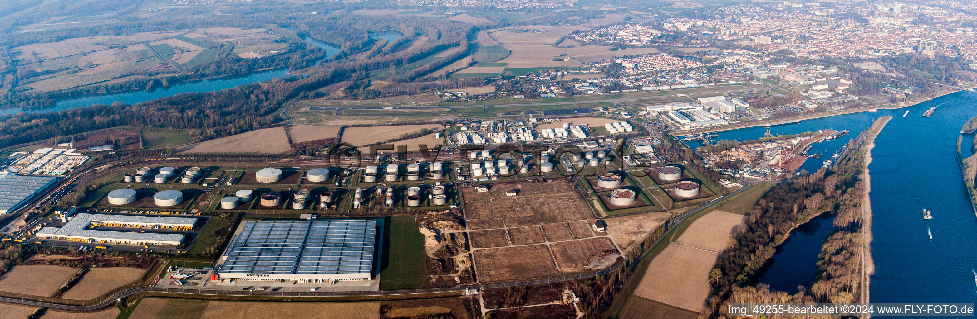 Vue aérienne de Panorama du parc de stockage d'huile minérale Tanquid à l'aérodrome à Speyer dans le département Rhénanie-Palatinat, Allemagne