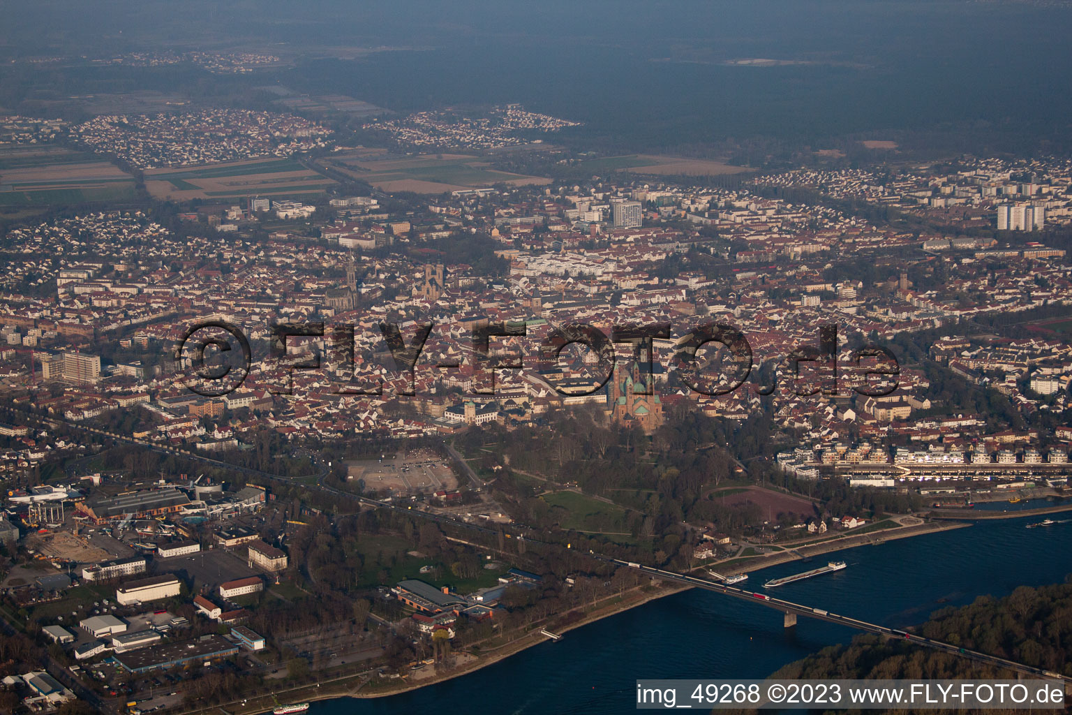 Vue aérienne de Du sud-est à Speyer dans le département Rhénanie-Palatinat, Allemagne