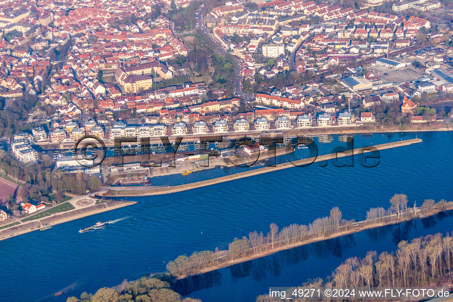 Vue oblique de Lotissement résidentiel sur les rives de l'ancien bassin portuaire de la Hafenstrasse du Rhin en face de Sea-Live à Speyer dans le département Rhénanie-Palatinat, Allemagne