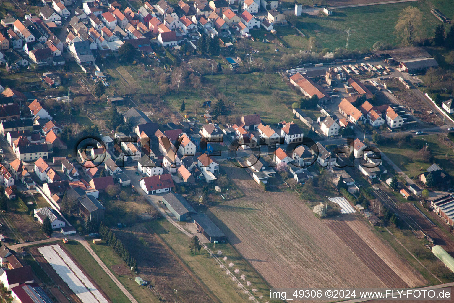 Vue d'oiseau de Lingenfeld dans le département Rhénanie-Palatinat, Allemagne