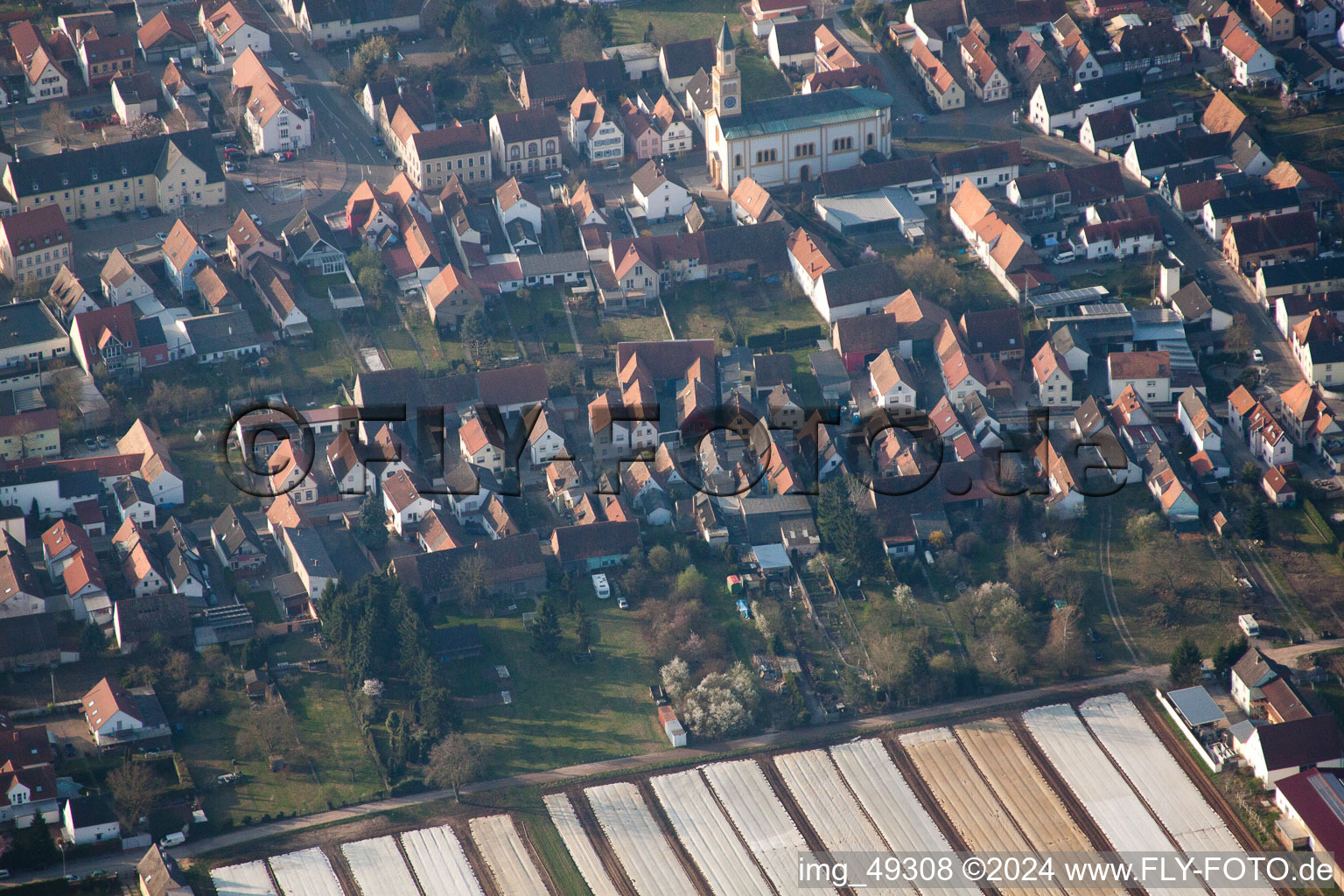 Vue d'oiseau de Lingenfeld dans le département Rhénanie-Palatinat, Allemagne