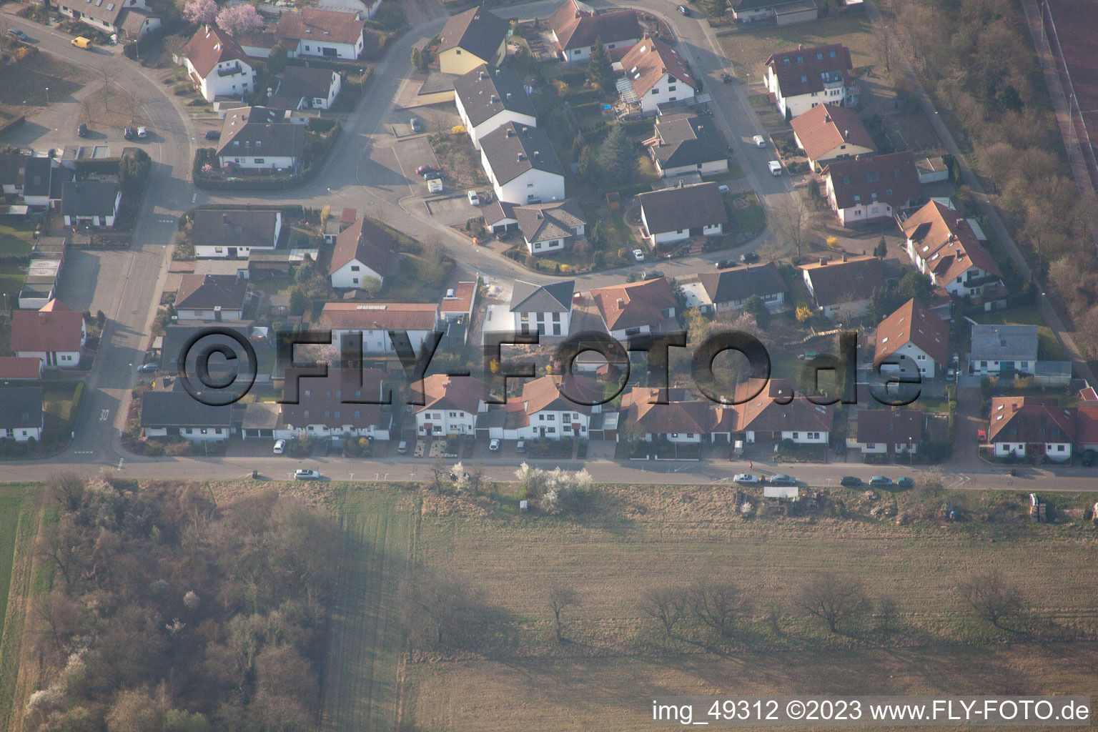 Lingenfeld dans le département Rhénanie-Palatinat, Allemagne vu d'un drone