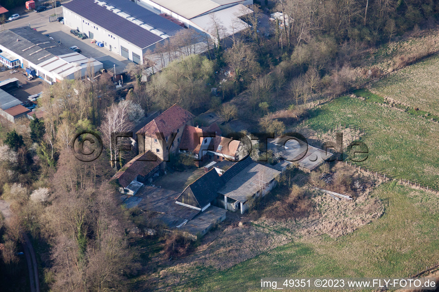 Vue aérienne de Bartelsmühle à le quartier Minderslachen in Kandel dans le département Rhénanie-Palatinat, Allemagne