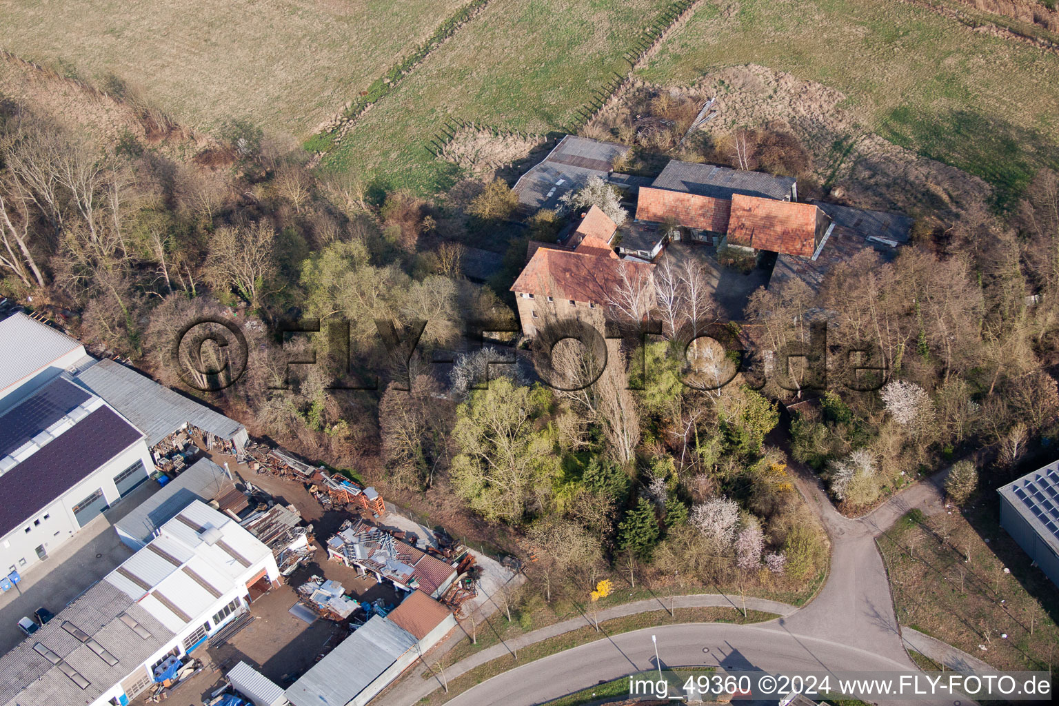 Vue oblique de Bartelsmühle à le quartier Minderslachen in Kandel dans le département Rhénanie-Palatinat, Allemagne