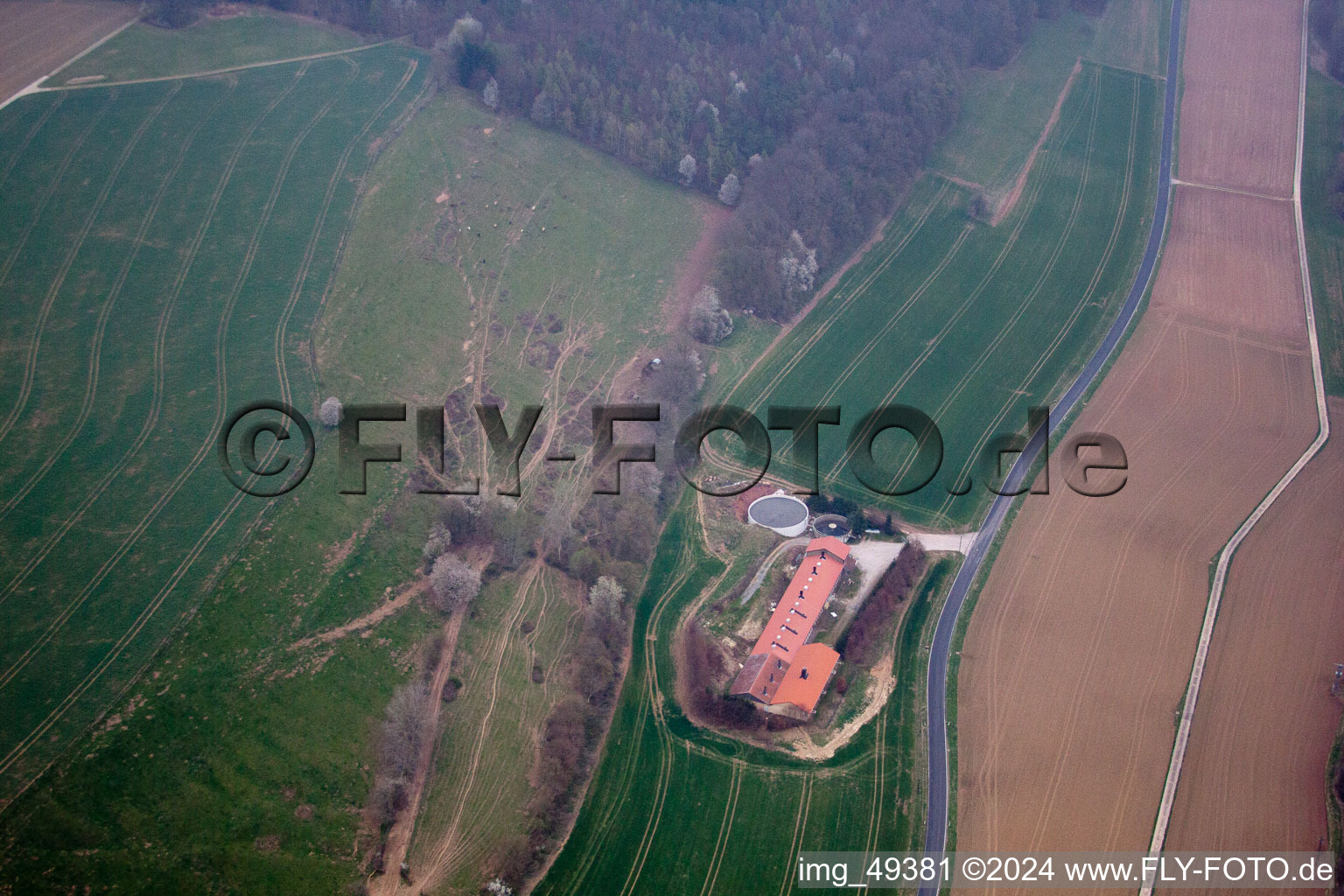 Vue aérienne de Aussiedlerhof à le quartier Guttenbach in Neckargerach dans le département Bade-Wurtemberg, Allemagne