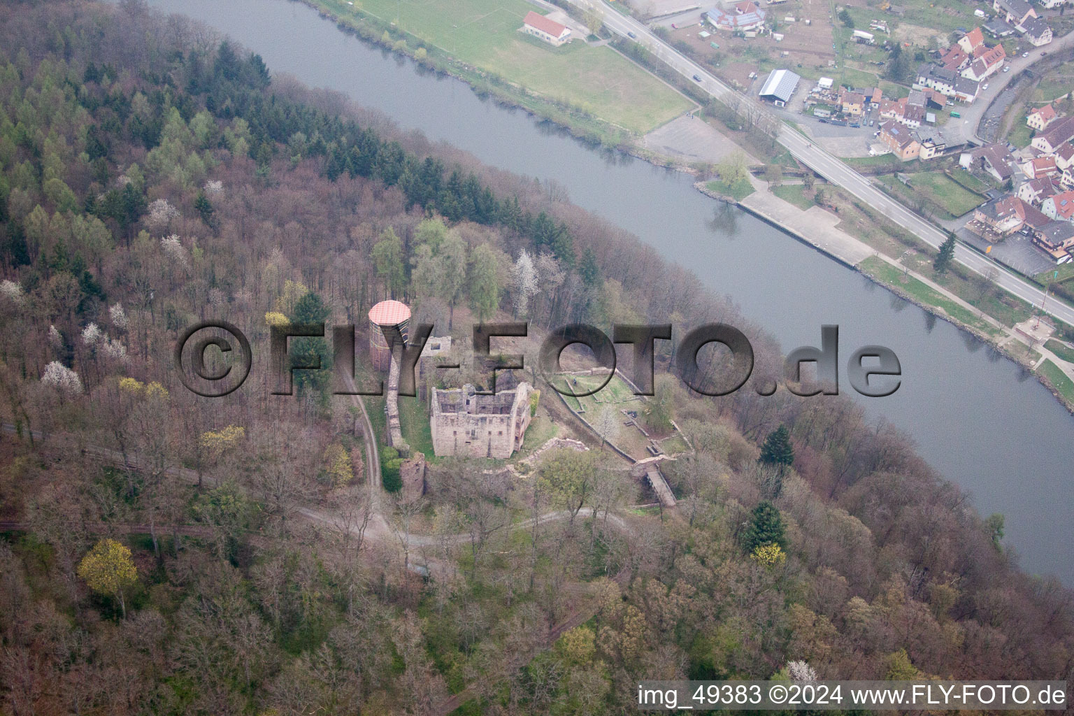 Vue aérienne de Neckargerach dans le département Bade-Wurtemberg, Allemagne