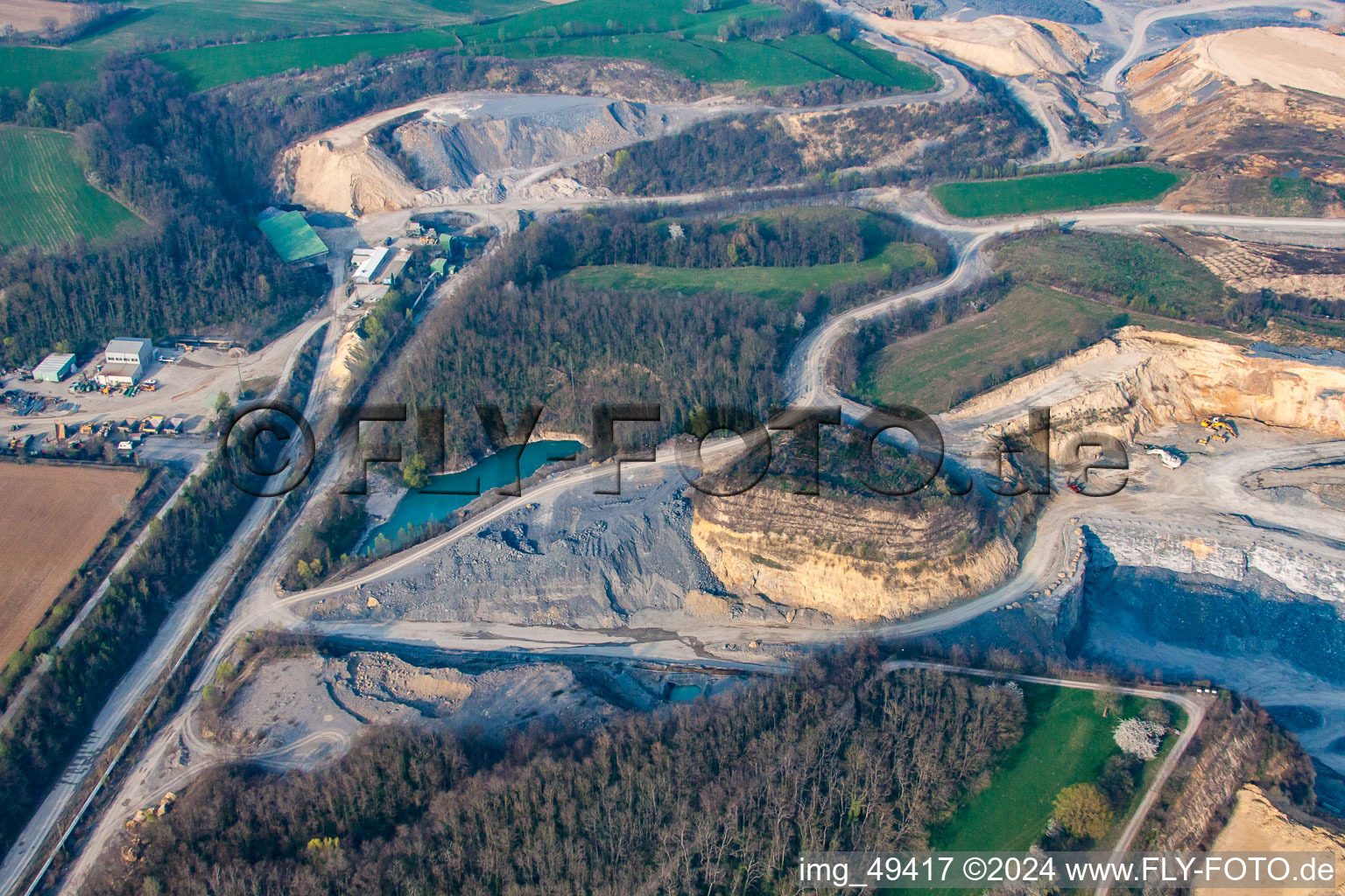 Vue aérienne de Carrière d'extraction de calcaire Nussloch à le quartier Maisbach in Nußloch dans le département Bade-Wurtemberg, Allemagne