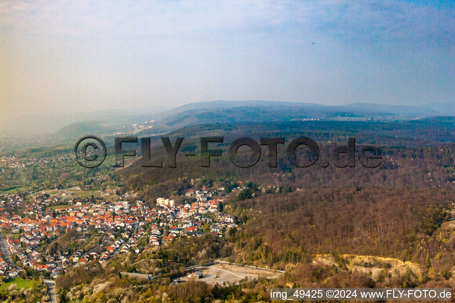 Carrière de calcaire à Nußloch dans le département Bade-Wurtemberg, Allemagne depuis l'avion