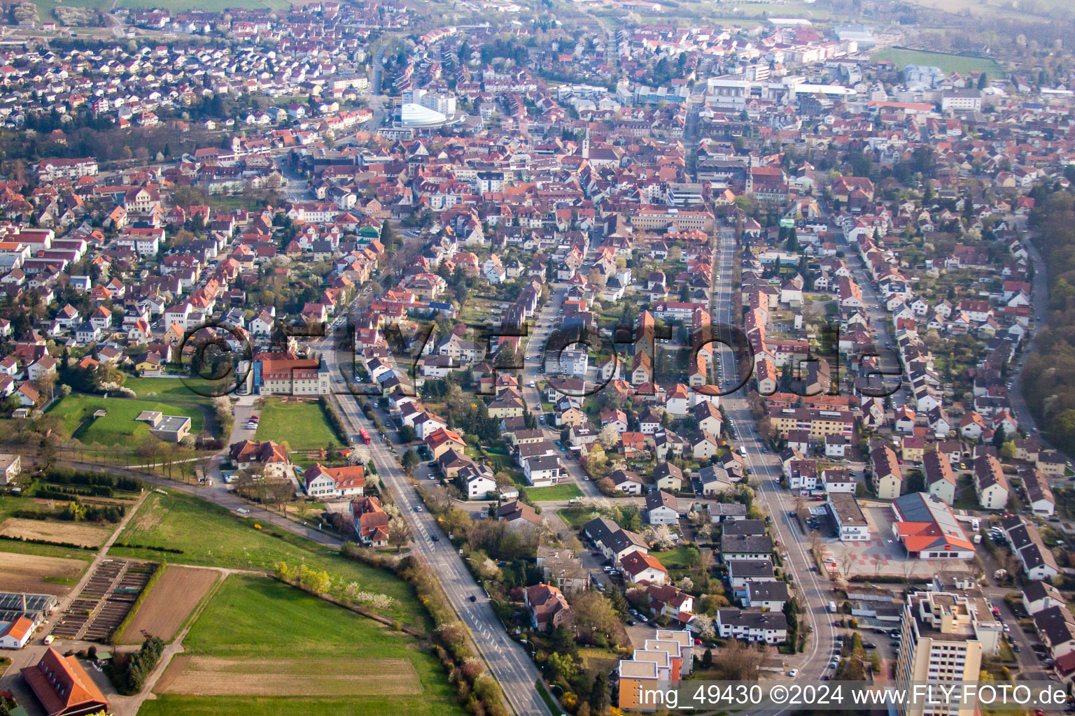 Vue aérienne de Heidelberger Straße depuis le nord à Wiesloch dans le département Bade-Wurtemberg, Allemagne