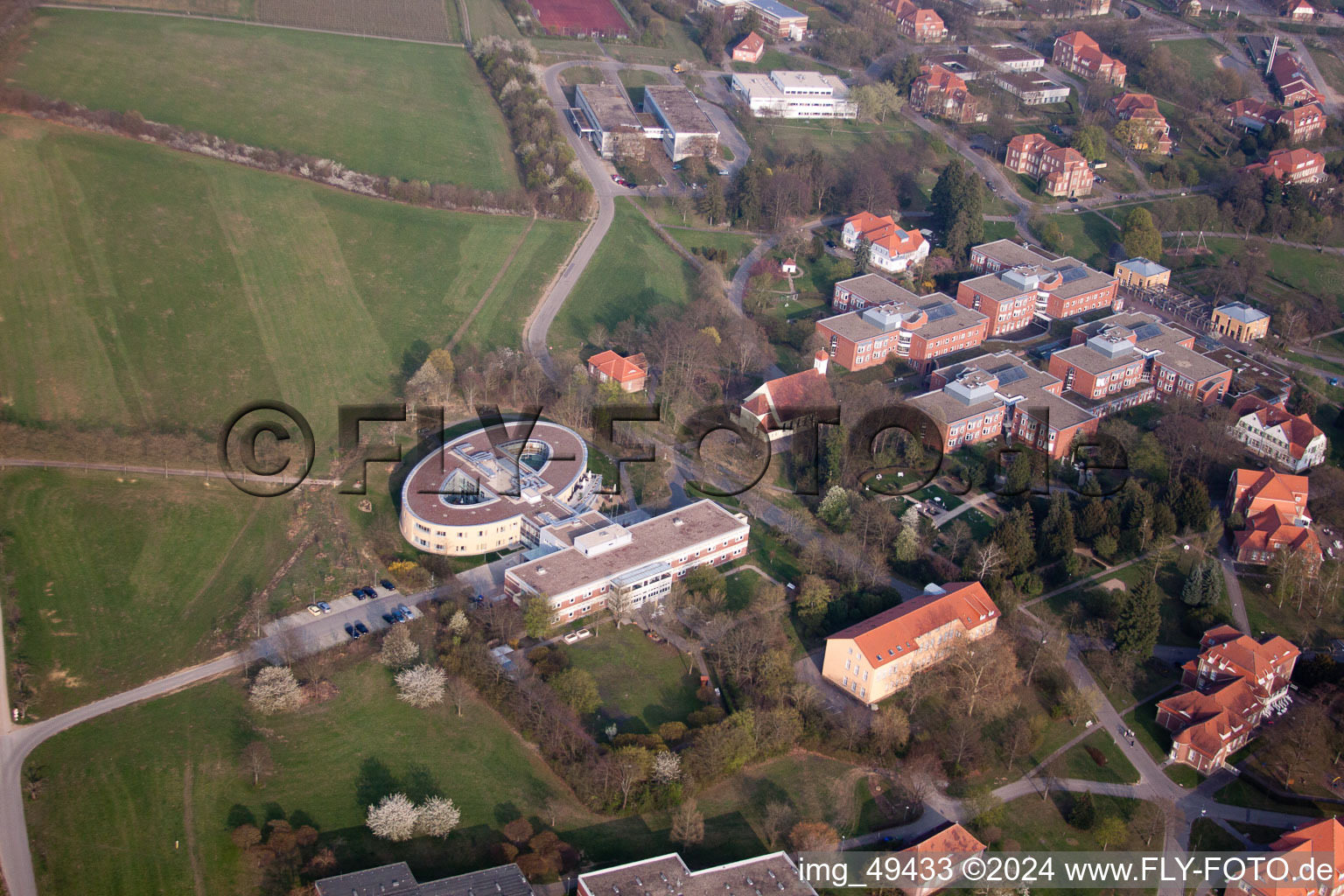 Vue aérienne de Centre d'éducation sanitaire Rhin-Neckar à le quartier Altwiesloch in Wiesloch dans le département Bade-Wurtemberg, Allemagne