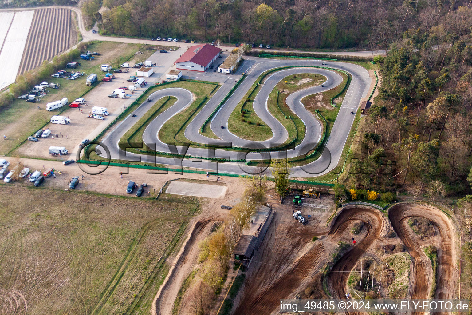 Vue aérienne de Circuits de course de Die Kartbahn, terrain du club Waldparkring Walldorf du MSC Walldorf Astoria eV dans l'ADAC et MFC-Walldorf eV à Walldorf dans le département Bade-Wurtemberg, Allemagne