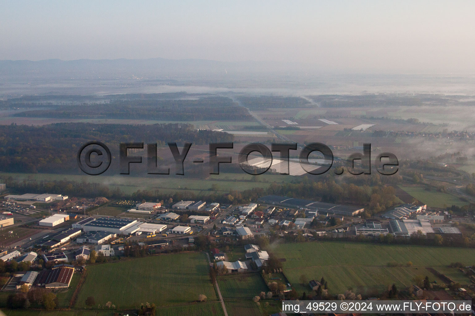 Zone industrielle de Horst à le quartier Minderslachen in Kandel dans le département Rhénanie-Palatinat, Allemagne du point de vue du drone