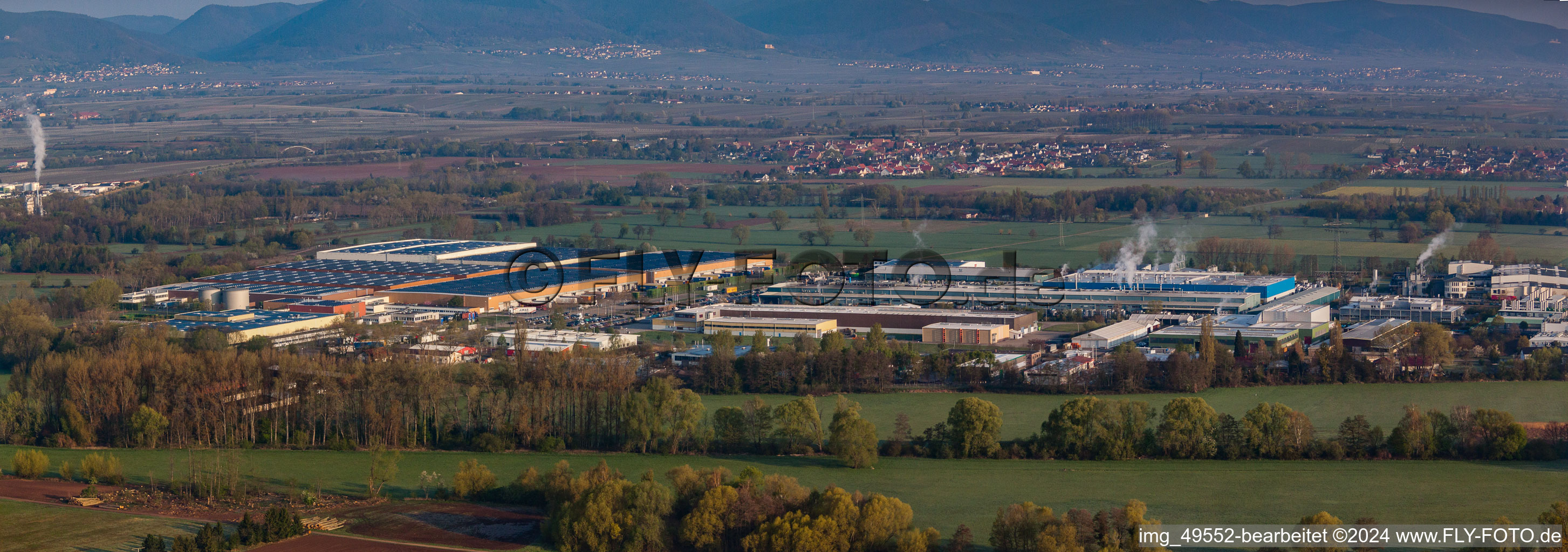 Vue aérienne de Zone industrielle à Offenbach an der Queich dans le département Rhénanie-Palatinat, Allemagne