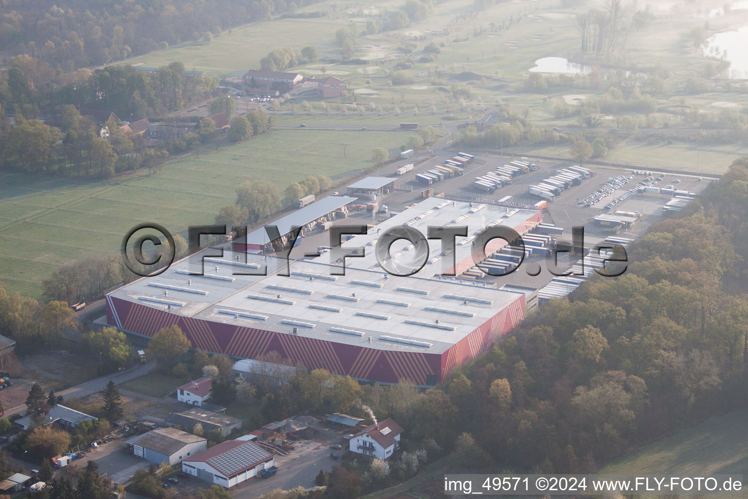 Zone industrielle à Offenbach an der Queich dans le département Rhénanie-Palatinat, Allemagne du point de vue du drone