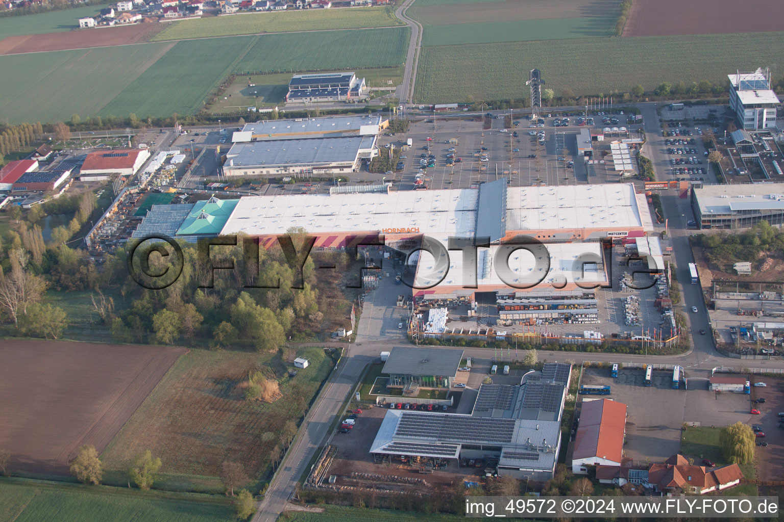 Zone industrielle à Offenbach an der Queich dans le département Rhénanie-Palatinat, Allemagne d'un drone