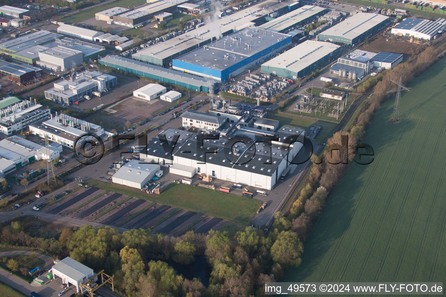 Zone industrielle à Offenbach an der Queich dans le département Rhénanie-Palatinat, Allemagne vu d'un drone