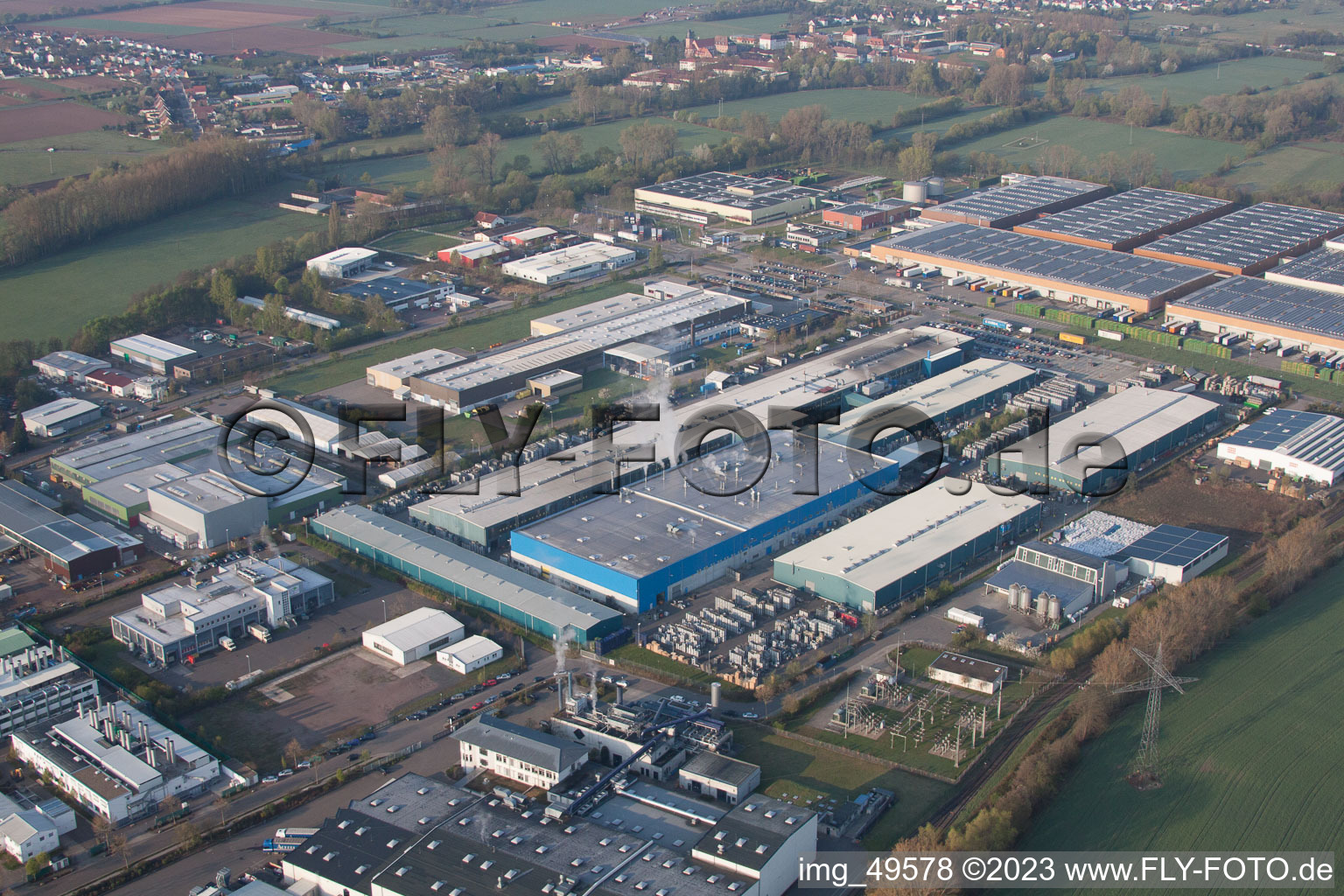 Zone industrielle à Offenbach an der Queich dans le département Rhénanie-Palatinat, Allemagne hors des airs