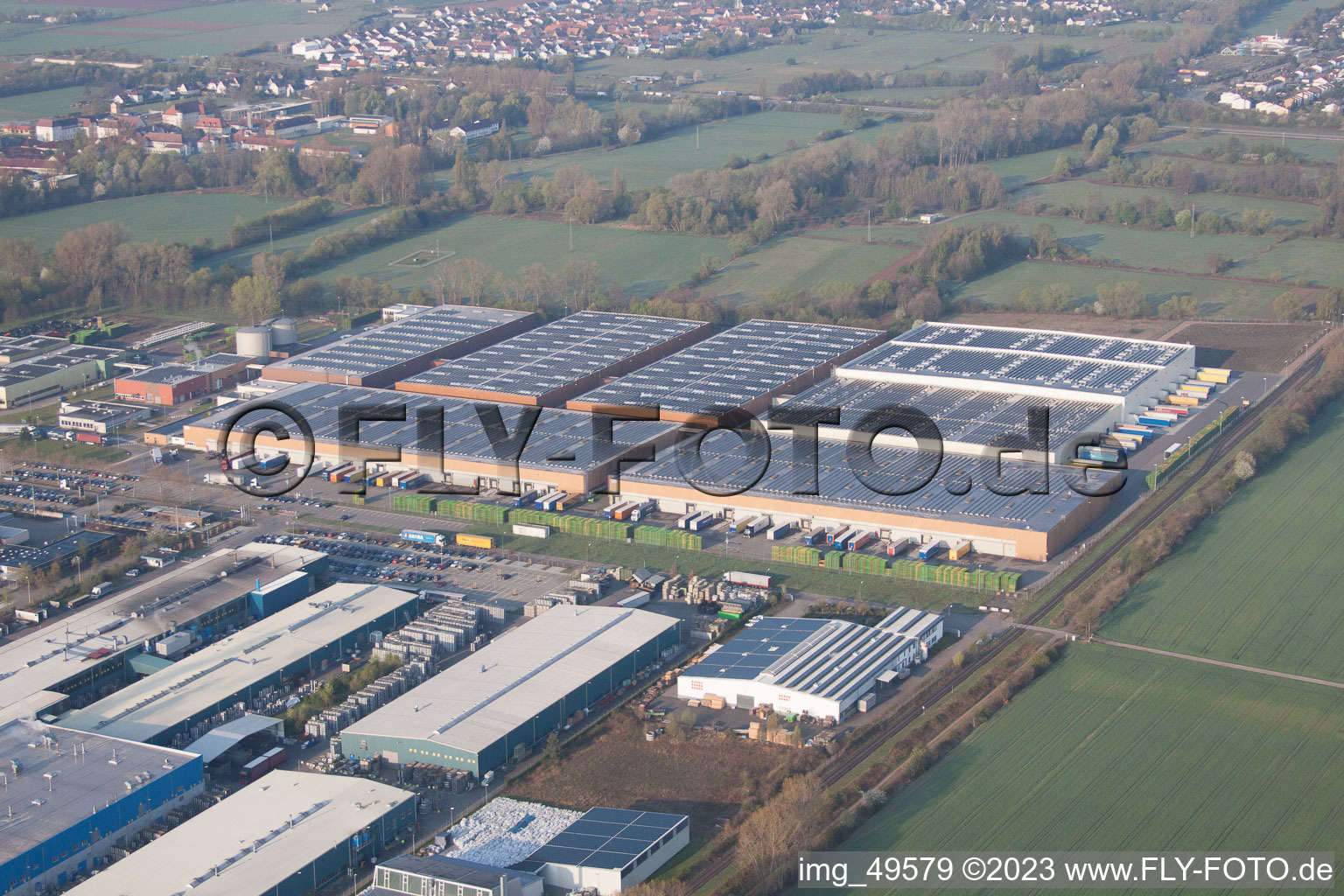 Zone industrielle à Offenbach an der Queich dans le département Rhénanie-Palatinat, Allemagne vue d'en haut