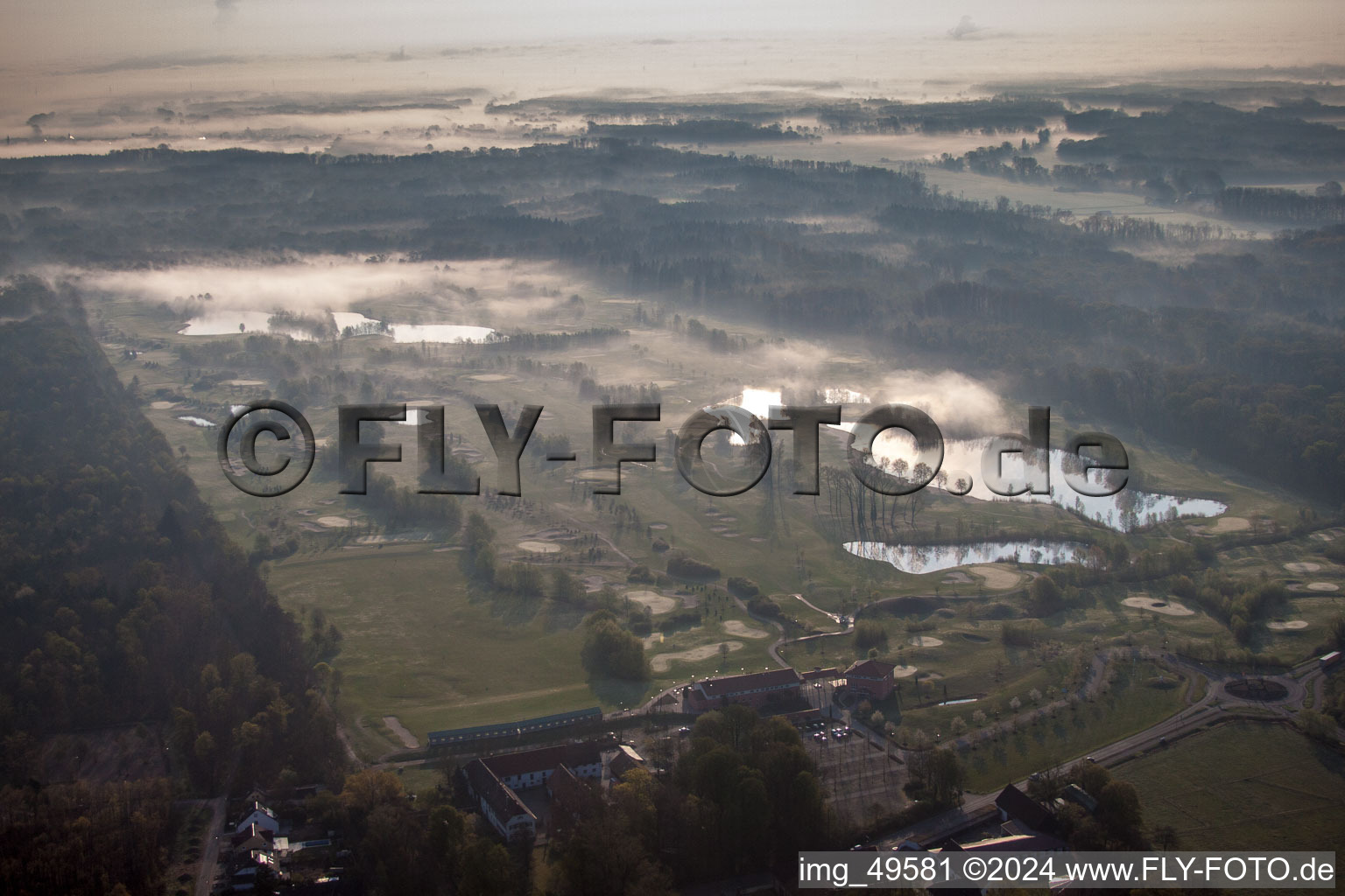 Vue aérienne de Terrain du terrain de golf Dreihof dans la brume matinale à le quartier Dreihof in Essingen dans le département Rhénanie-Palatinat, Allemagne