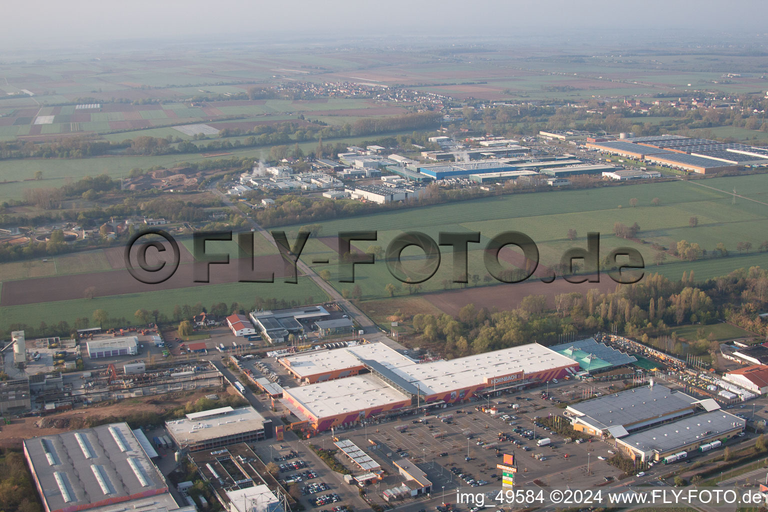 Vue aérienne de Bornheim, zone industrielle à Landau in der Pfalz dans le département Rhénanie-Palatinat, Allemagne