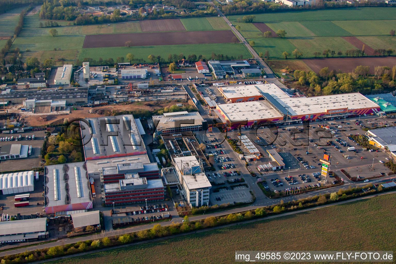 Zone industrielle de la Bruchwiesenstrasse avec quincaillerie Hornbach à le quartier Dreihof in Bornheim dans le département Rhénanie-Palatinat, Allemagne d'en haut