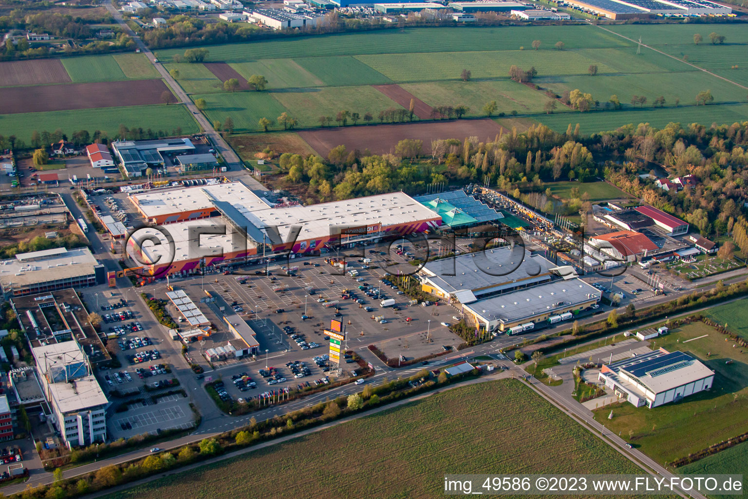 Zone industrielle de la Bruchwiesenstrasse avec quincaillerie Hornbach à le quartier Dreihof in Bornheim dans le département Rhénanie-Palatinat, Allemagne hors des airs