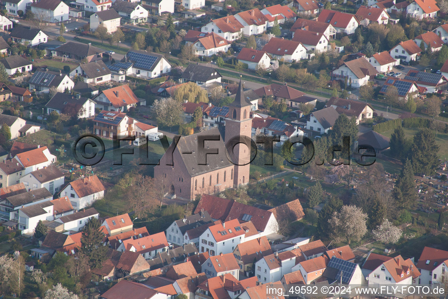 Essingen dans le département Rhénanie-Palatinat, Allemagne depuis l'avion