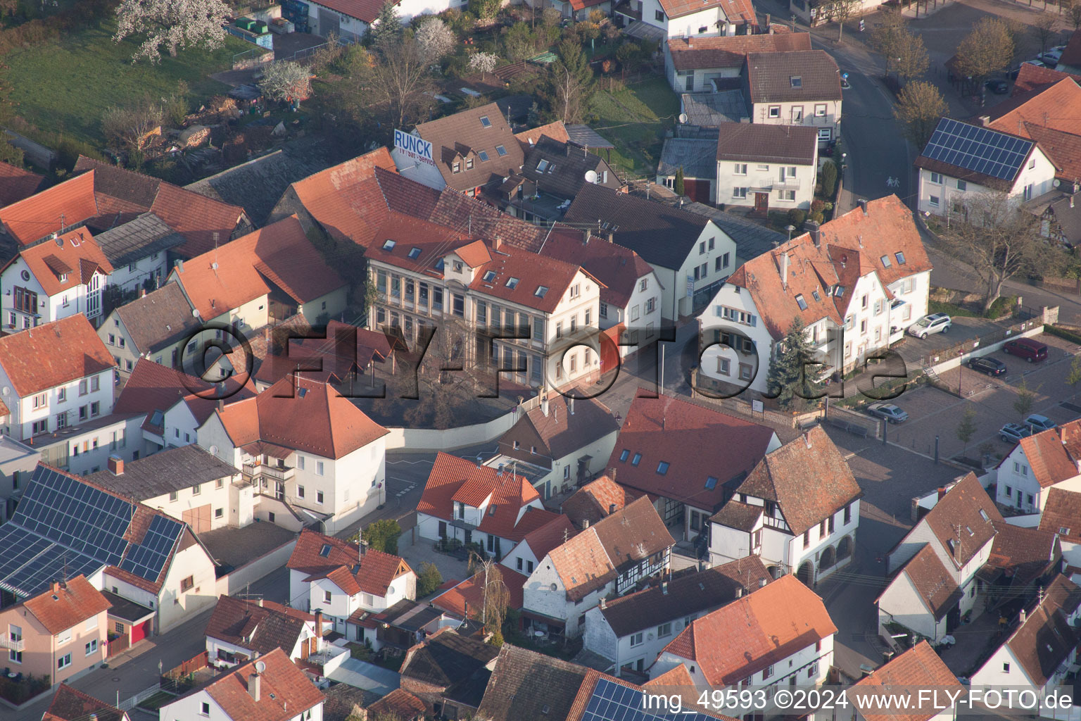 Vue d'oiseau de Essingen dans le département Rhénanie-Palatinat, Allemagne