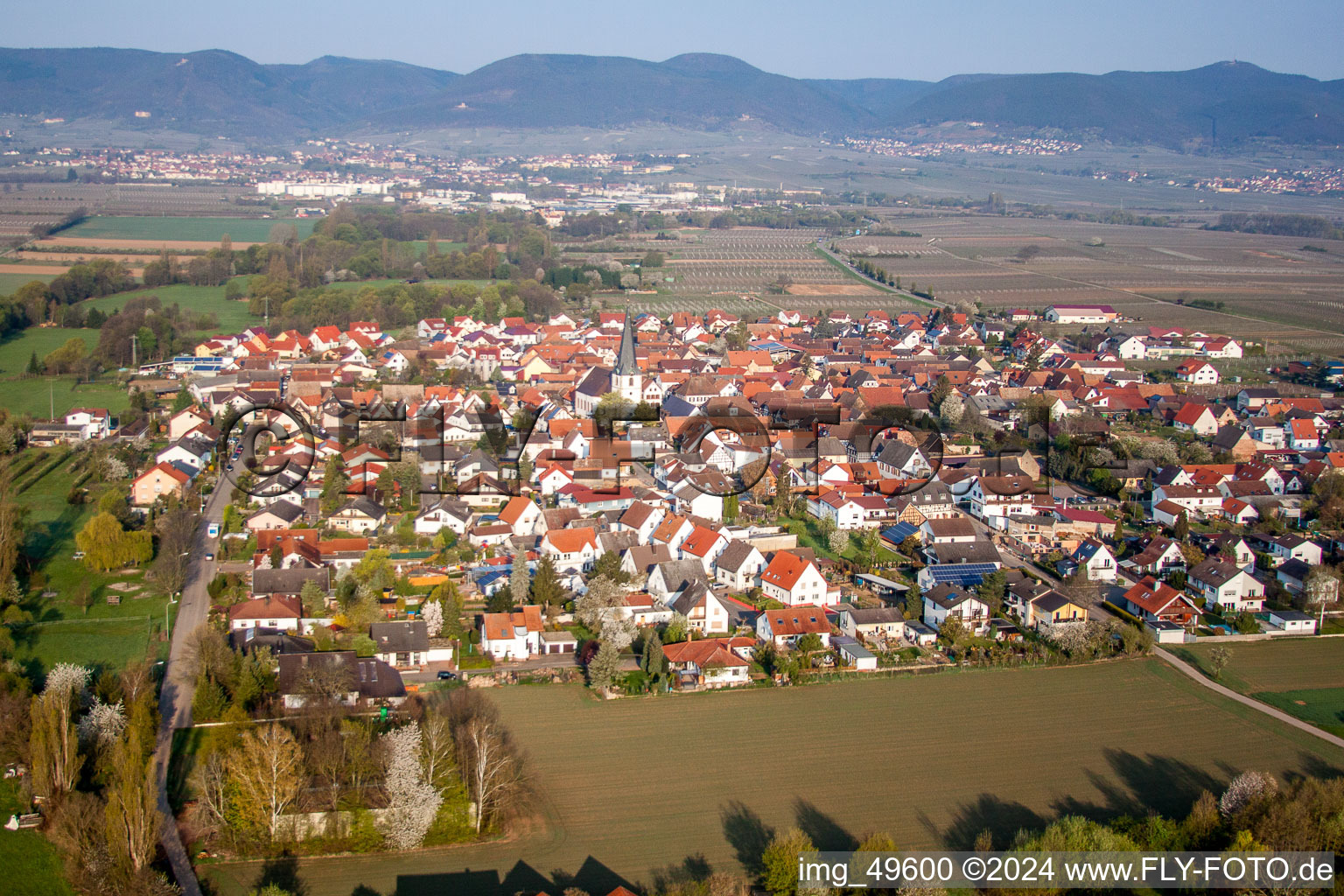 Champs agricoles et surfaces utilisables à Venningen dans le département Rhénanie-Palatinat, Allemagne depuis l'avion