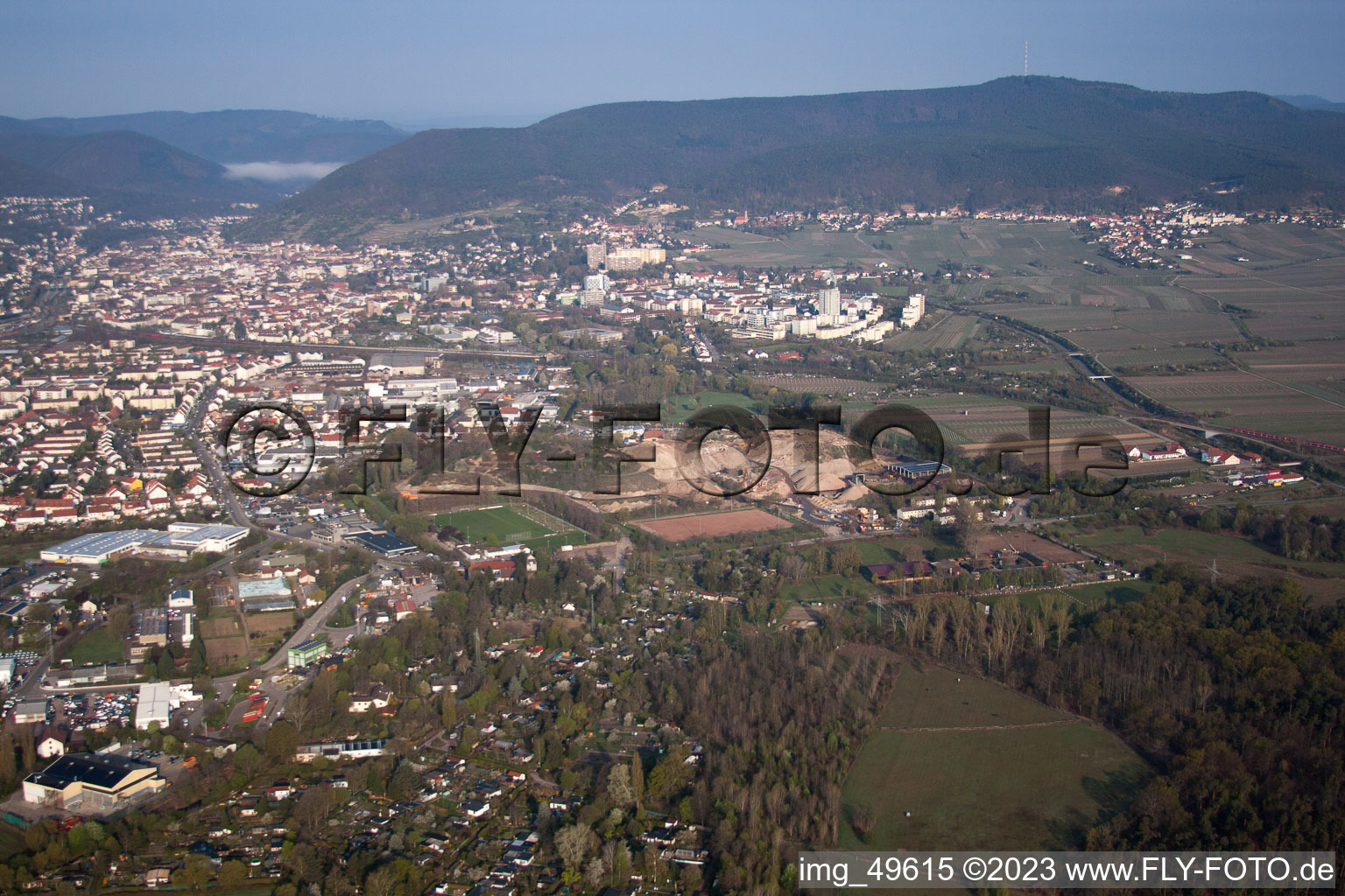 Neustadt an der Weinstraße dans le département Rhénanie-Palatinat, Allemagne vue du ciel