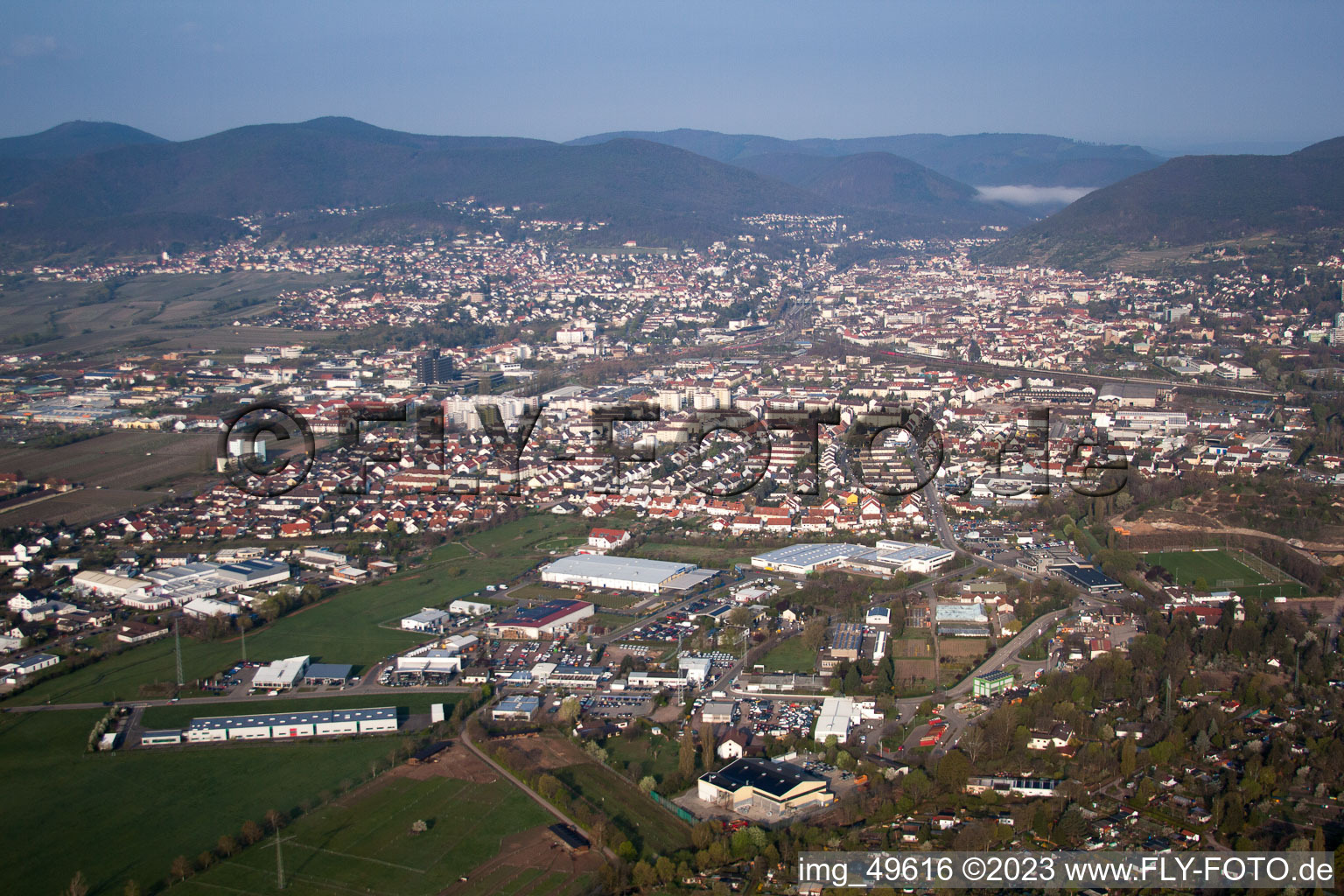 Enregistrement par drone de Neustadt an der Weinstraße dans le département Rhénanie-Palatinat, Allemagne