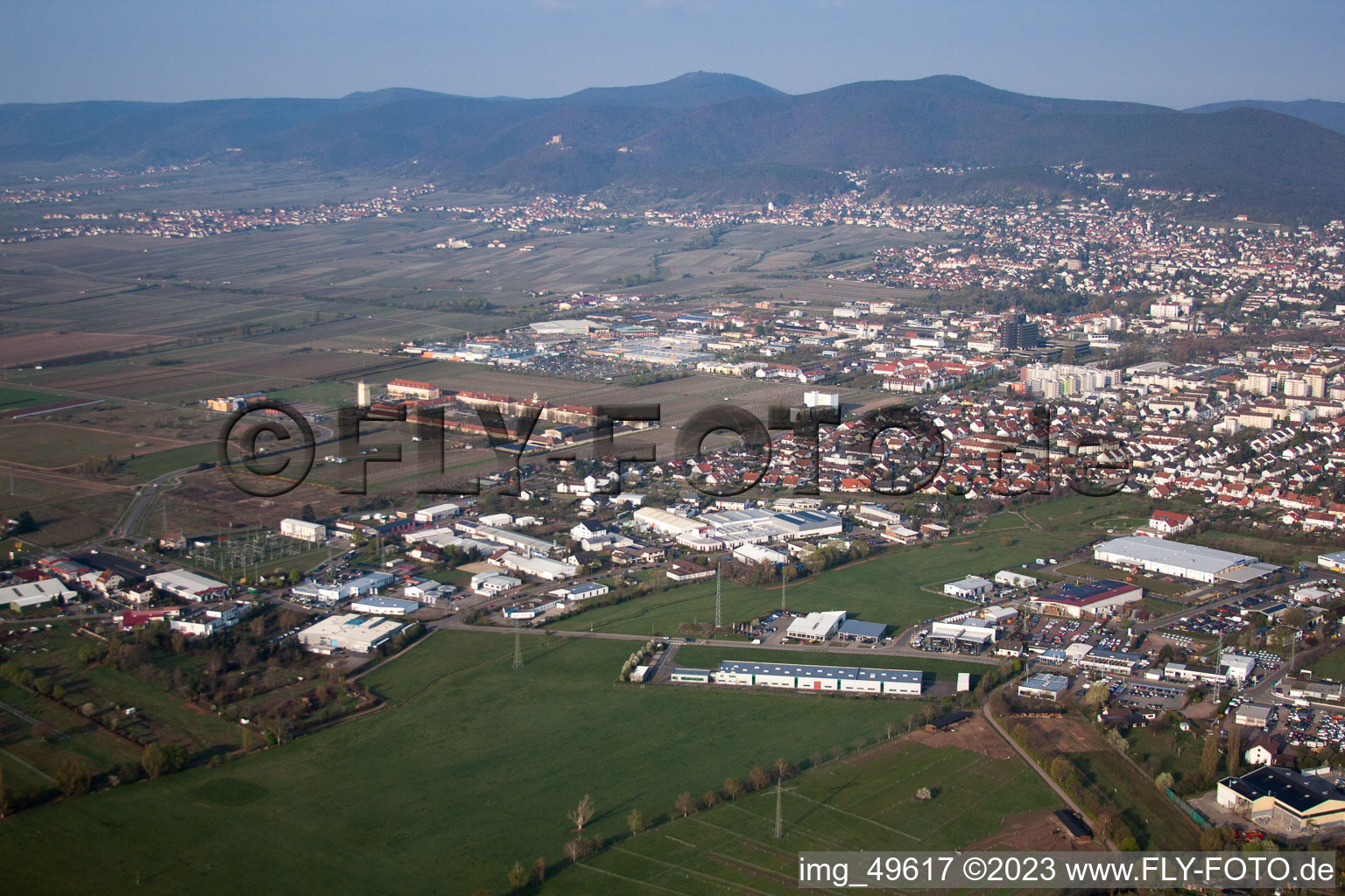 Image drone de Neustadt an der Weinstraße dans le département Rhénanie-Palatinat, Allemagne