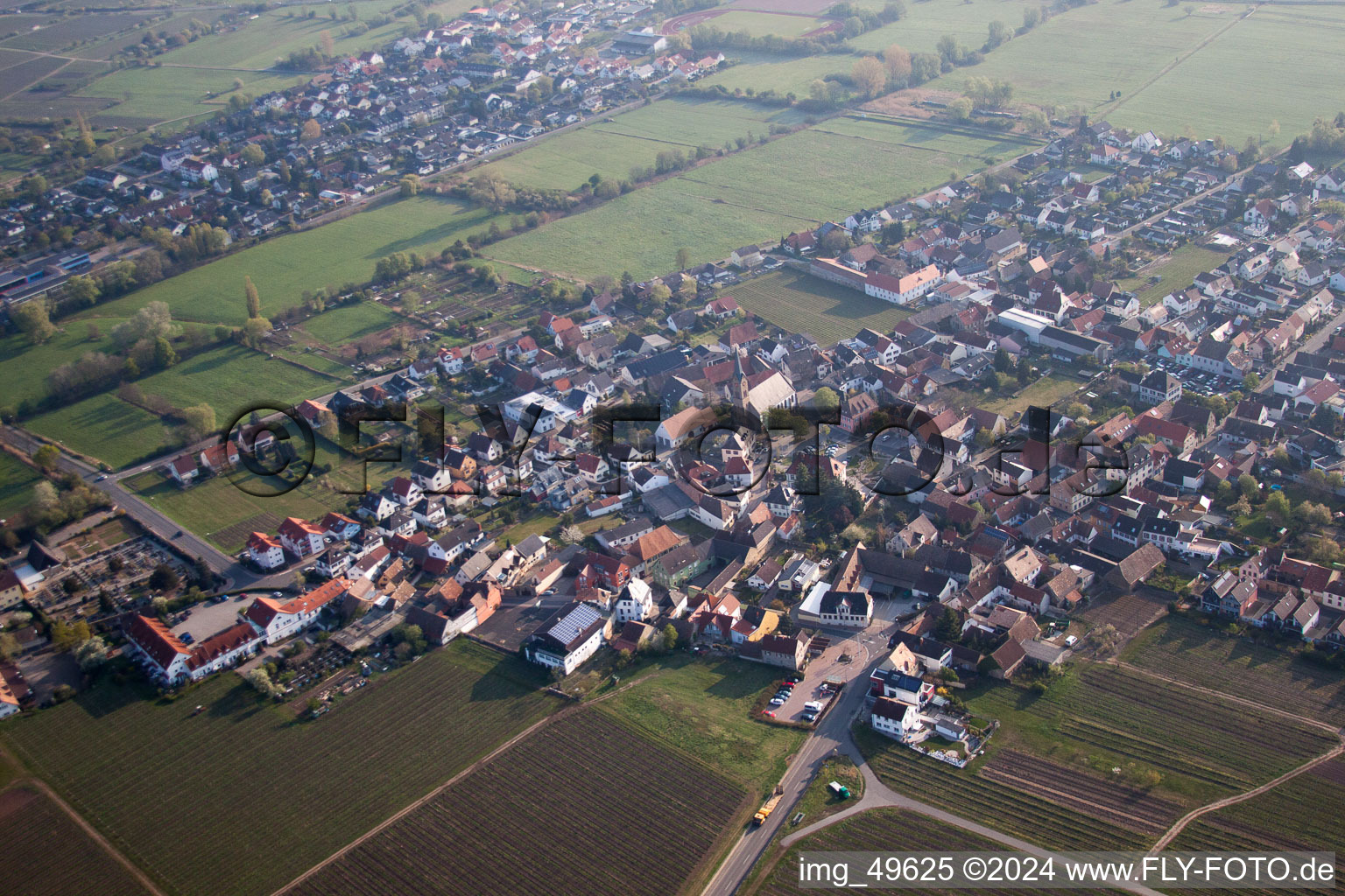 Deidesheim dans le département Rhénanie-Palatinat, Allemagne du point de vue du drone