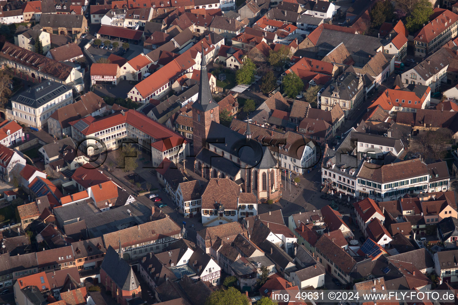 Vieille ville et centre-ville à Deidesheim dans le département Rhénanie-Palatinat, Allemagne d'en haut